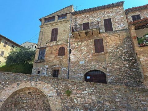 Bright townhouse free on two sides in good structural condition, to be internally restored, with driveway access close to the Towers of Properzio in the center of Spello. The townhouse, facing south and west, is set on four levels and consists of: in...