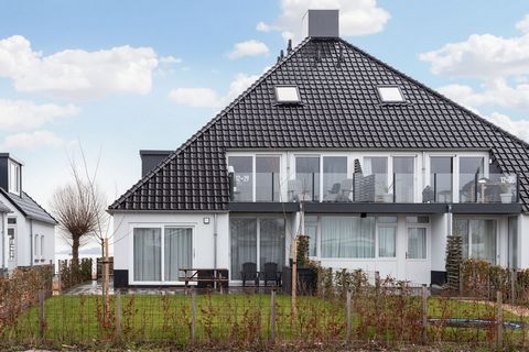 This contemporary apartment is situated directly adjacent to Sneekermeer. The accommodation is in a nature reserve, making it an ideal holiday spot for nature lovers and anyone seeking tranquillity. Those looking for a more active holiday will also h...