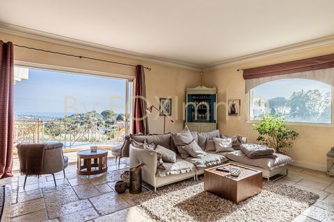 On the French Riviera, this magnificent Provencal and modern villa located in a residential area at the bottom of Saint Paul de Vence will seduce you by its location, its dominant position, not overlooked and its magnificent sea view. With an area of...