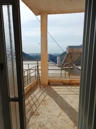 Agios Stefanos, Makry Gialos, sud-est de la Crète : Maison avec vue mer à rénover à 7km de la mer. La propriété est d'environ 100m2 située sur un terrain d'environ 50m2. Il se compose au total de 5 pièces, et en face il y a deux débarras. Tous les se...