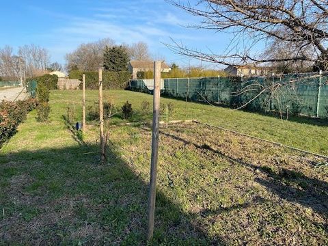 EXCLUSIVE: Located between Avignon and the Alpilles, come and discover this magnificent building plot of 715 m2 near the village center. The land is located at the end of the dead end in absolute calm, viability on the edge, fenced, a soil study has ...