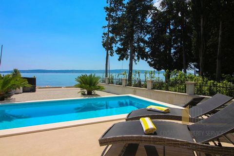 Prachtige villa met zwembad op het strand in Kastela, met vrij uitzicht op de zee, Split en de schiereilanden Marjan en Ciovo. De villa is gelegen in een rustgevende groene omgeving op een rustige locatie die de mogelijkheid biedt om te wandelen, fie...