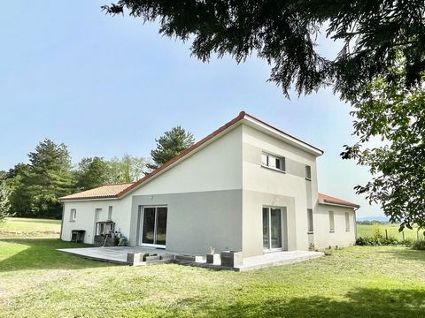Dpt Puy de Dôme (63), à vendre SAINT BONNET-PRES-RIOM Maison d'Architecte P6 basse consommation récente, garage et grand jardin