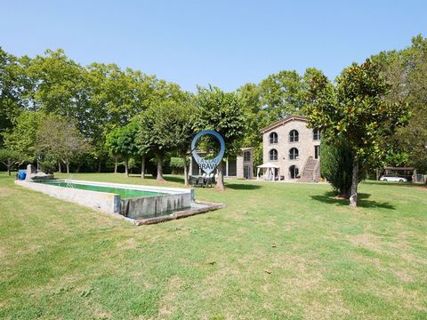 Exclusive and luxurious Catalan farmhouse in La Garrotxa, located specifically in Sant Joan Les Fonts, just ten minutes from the vibrant city of Olot. This listed architectural gem is a perfect example of a Catalan country house that combines traditi...