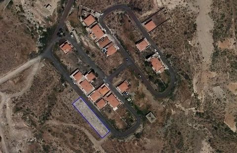 Land for residential use located in the municipality of Poris de Abona, in the province of Santa Cruz de Tenerife. It has an area of approximately 1,000 m2. It is located in an isolated area, a few minutes from the urban center, which has all the ser...