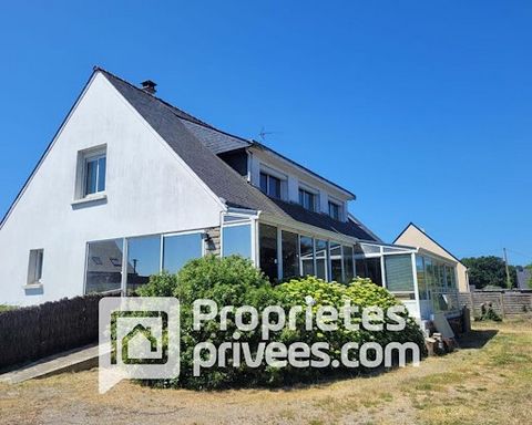 INVESTMENT IN SARZEAU - Shared flats possible 5 to 6 bedrooms Close to the market town of Sarzeau, this spacious family house of 161m² on a plot of 643m² presents a strategic investment opportunity. Designed to meet the growing rental needs of worker...