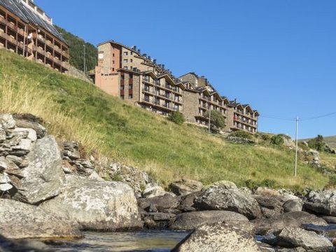 Your residence Andorra Bordes d'Envalira The residence is situated in the hamlet of Bordes d'Envalira, in the district of Peretol, 2.5 km (10 minutes) from the centre of the hamlet of Soldeu, in the Principality of Andorra. The residence has 70 apart...