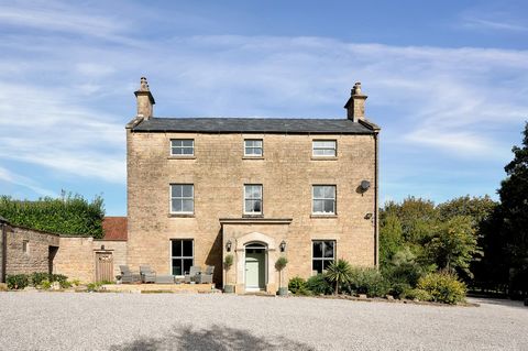 A stunning classic Georgian farmhouse situated within the Rushley Manor private development, a stones throw from the market town of Mansfield and the abundance of amenities it enjoys. THE FARMHOUSE The Farmhouse comes to the market for the first time...