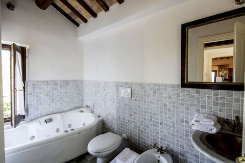 Located in Ascoli Piceno, this apartment has 2 bedrooms for 4 people. Ideal for a small family travelling together, the home features a swimming pool which is shared by other guests for a quick refreshing dip and a bubble bath for calming mind, body,...