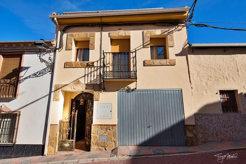 This beautifully presented four bedroom townhouse is ideally located within a two minute walk of all the town's shops, supermarkets, schools, bars/cafes and sports facilities. Salar is situated close to the A92 linking Granada city with Malaga, both ...