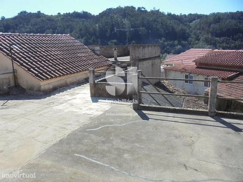 House to restore although habitable, located in Ronqueira - Penacova. On the ground floor this villa consists of 5 very large storage and also a patio with approximately 30m2. On the 1st floor has 3 bedrooms, 1 W.C, 1 kitchen, with wood oven, 1 livin...