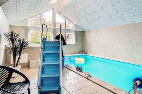 Besonders geräumiges und gut ausgestattetes Ferienhaus bei Asserbo. Der Poolbereich des Hauses umfasst einen 18 m2 großen Swimmingpool mit Schwimmtrainer und Wasserrutsche für leuchtende Kinderaugen. Zudem gibt es einen Whirlpool und eine Sauna mit P...