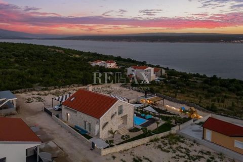 We are selling this beautiful stone villa in Maslenica near Zadar. This luxury house covers a total area of 248m² and is only 650 meters from the coast of the Adriatic Sea. The spacious living room is ideal for family gatherings and relaxation. With ...