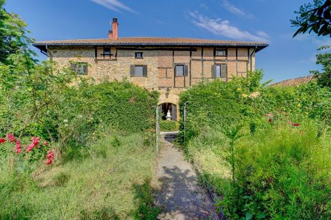 Spectacular house of the seventeenth century, of more than 900 m2 of housing, with a remarkable diaphanous penthouse of more than 150m2 useful and a warehouse of 135m2. Consolidated garden of 1200 m2. The property is structurally impeccable, as it ha...