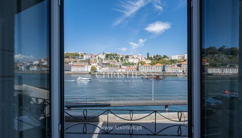 Located on the first line of the Douro river , this villa, for sale, has an approved project for its reconstruction with authorization to go up another floor, in Vila Nova de Gaia and close to the Gaia pier. It enjoys large, bright areas and a unique...