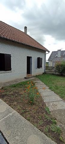 Property located in La Coquille, 50 KM from Périgueux and Limoges, 30 KM from Nontron, served by SNCF train station (regular morning, day and evening lines), village with shops, companies in the health sector, schools, college. A small enclosed garde...