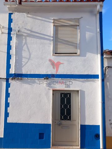2 bedroom villa, with ground floor and 1st floor with 2 bedrooms on the 1st floor, on the ground floor with kitchen, living room and bathroom. House with 48 m2 in the historic center, 300 meters from the School, 70 meters from the GNR, 500 meters fro...