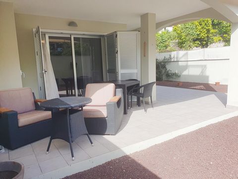 Located on a high quality residential complex in Palm Mar this ground floor corner apartment has an amazing 207m2 of garden and terrace to relax and enjoy the sun! Finished to a high standard inside with fully fitted kitchen and spacious lounge and d...