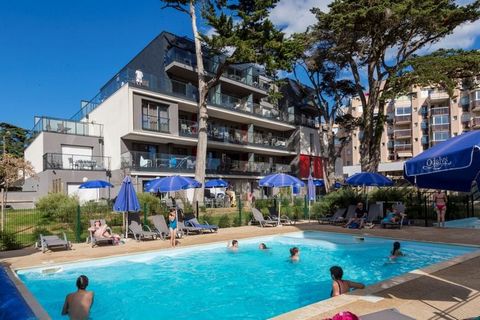 Résidence De La Plage to idealny adres na udane wakacje na tzw. Côte d’Amour nad zatoką La Baule. Niewielka domena składa się z dwóch budynków 3 lub 4-piętrowych, z ładnymi i nowocześnie urządzonymi mieszkaniami. Każdy apartament posiada w pełni wypo...