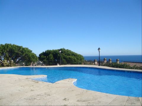 Appartement met uitzicht op zee en zwembad. Gelegen in Sant Feliu de Guixols. Referentie: 0141. Bebouwd: 93 m² inclusief terras Appartement in complex met tuinen en zwembad met spectaculair uitzicht op zee. Het appartement heeft een inkomhal, 1 suite...