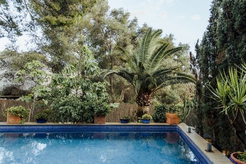 Välkommen till denna fantastiska 6 sovrum villa belägen i det charmiga området Torrenova, en del av Palma Nova, Mallorca. Med sitt utmärkta läge erbjuder denna villa den perfekta kombinationen av lugn och bekvämlighet. Med 6 sovrum, 4 badrum och en g...