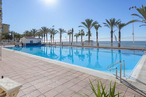Ce charmant appartement situé à Algarrobo Costa accueille 2+2 personnes. À l'extérieur de cette magnifique propriété, vous trouverez tout le confort que vous pouvez imaginer, comme une piscine au chlore de dimensions 32 mx 14 m et une profondeur comp...