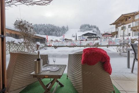 Este acogedor chalet está en Ellmau de Tyrol. Viene con 4 habitaciones acogedoras. La propiedad se adapta a 10 personas con el famoso Skiwelt Wilderkaiser-Brixental cerca. Puedes disfrutar de esquiar, jugar al ping pong, ir a caballo o ir a senderism...