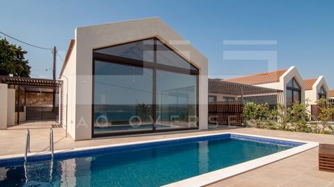 Dit unieke project bestaat uit 10 luxe villa's te koop in Apokoronas Chania Kreta, gelegen in het populaire dorp Kalyves, op een paar meter afstand van het zandstrand en allerlei voorzieningen. De villa's variëren in grootte, beginnend bij 103,40 m² ...