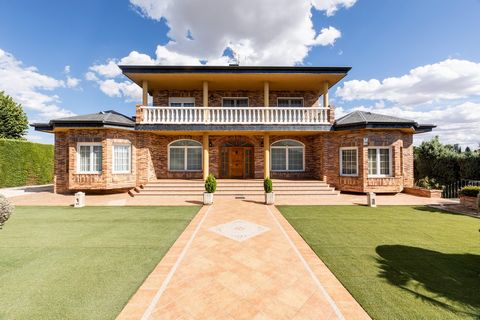 Welcome to this majestic residence in the exclusive Parque Boadilla urbanization in Boadilla del Monte. This stunning villa of 899 m2 is perched on a generous plot of 2,915 m2 offering an exceptional lifestyle in one of the most sought-after location...