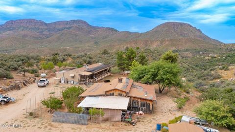Breathtaking views of El Capitan Mountains 22 + Acres 100% Off Grid!! This property offers privacy and a self-sufficient lifestyle. 20 min. drive to Globe, 45 min. to Roosevelt Lake, & 1.5 hrs. to Phoenix or Tucson. Situated at 4800 ft Elevation, a p...