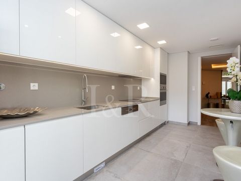Appartement de 4 pièces avec 138 m2 situé à Parede, Quinta das Marianas. Cet appartement dispose d'un hall d'entrée, d'un salon de 35 m2 avec balcon, d'une cuisine entièrement équipée, d'une buanderie et d'une salle de bains pour les invités. Dans la...