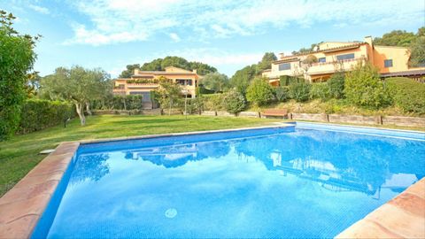Prachtig huis van 250 m2, gelegen in Llafranc, op 450 m van het strand en van het stadscentrum in een complex met zwembad en tuin, in een rustige omgeving en dichtbij het strand. In het noordoosten van het Iberisch schiereiland, een meest perfecte mi...