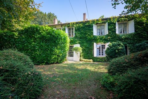 Your Atout Immobilier Agency offers for sale a large old stone house on the outskirts of Bordeaux! Located near the towns of Latresne (33360), Langoiran (33550), Creon (33670). Ideal location for this property on Saint-Caprais-De-Bordeaux, with conve...