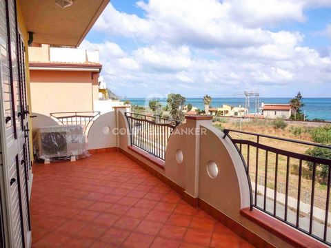 Messina, Gioiosa Marea: We offer the sale of a bright seafront apartment. The property is in good general condition, enjoys a wonderful view of the sea of Gioiosa Marea and lends itself to becoming the ideal residential or holiday solution. Inside we...