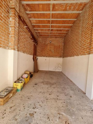 Totally diaphanous premises ideal as a storage room, parking or warehouse.