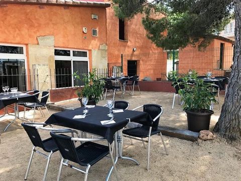 SPECTACULAR Restaurant & Pizzeria hotel complex on an independent plot of 1,317m2 and 658 of constructed area, ready to open, 300m away.from the Arc de Barà, next to the N-340 and 800m.of the beach.The restaurant, well known in the area, licensed by ...