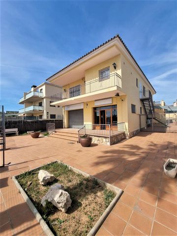 Magnificent detached house of 147 m2 with open-plan premises on the ground floor of 226m2. It consists of 4 bedrooms, one suite with bathroom, two double bedrooms and one single, bathroom, living room of 35m2, independent kitchen of 10m2, main terrac...