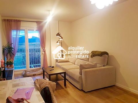 Dit appartement bevindt zich aan de Calle del Botijo, 40197, San Cristóbal de Segovia, Segovia, in de wijk Segovia, op verdieping 1. Het is een appartement, gebouwd in 2001, dat heeft 95 m2 en heeft 3 kamers en 2 badkamers. Het omvat aire acondiciona...