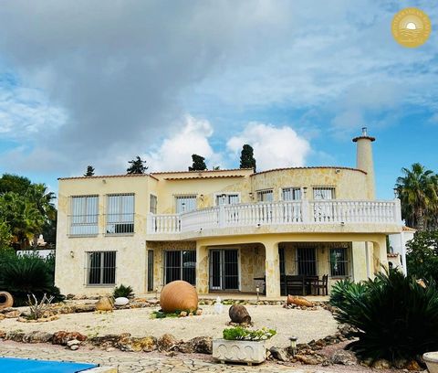Willkommen in dieser Oase auf der wunderschönen Insel Ibiza, Spanien! Wir präsentieren Ihnen dieses beeindruckende Traumhaus mit einem mediterranen Garten, der Ihnen den Atem rauben wird. Nur wenige Schritte vom Strand entfernt und in einer familiäre...