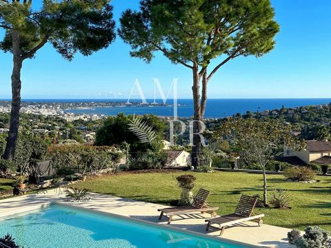 Amanda Properties offers you this renovated villa from the beginning of the 20th century, in the heart of a residential area enjoying an amazing panoramic sea view. It consists of a bright living room with high ceilings and exposed beams, 3 en-suite ...
