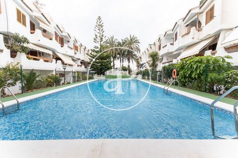 Original apartment in a residential complex with a swimming pool facing the sea. The house is to reform, with a constructed area of 83m2. It has the possibility of creating a terrace of about 16m2 on the current floor. Permission already granted for ...