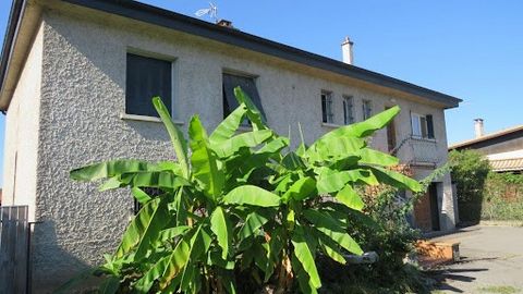 01000- Bourg-en-Bresse - 6 room house 5 bedrooms year 1967 in a quiet area, bus zone, close to amenities. Upstairs: a hall, an independent kitchen, a living room opening onto a balcony, 4 bedrooms, a bathroom, toilet. On the ground floor: a summer ki...