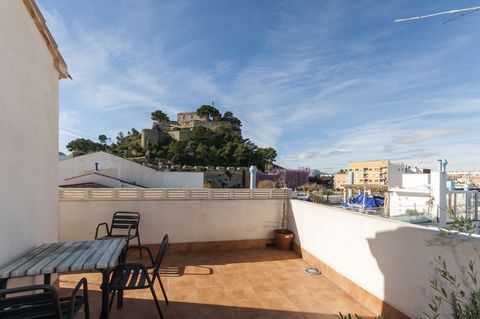 Sleeping up to 2 people, this apartment located in Denia welcomes you. If you feel like exploring one of the Spanish coasts with more life and beauty without renouncing any comfort, this apartment is ideal. Its terrace is perfect for eating or having...