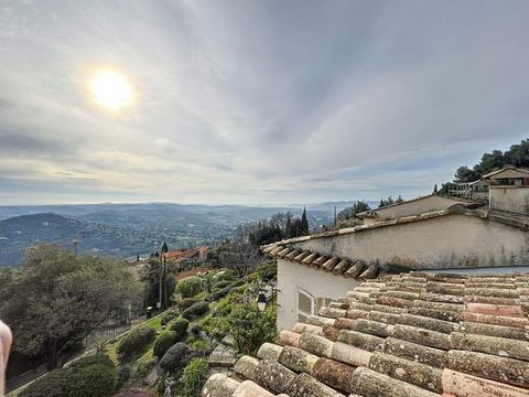 Grasse - Villa with exceptional views! In a residential area on the outskirts of Grasse, beautiful traditionally-built villa set in enclosed grounds of 1227 m2 adorned with a fabulous swimming pool. You will enjoy a magnificent landscaped park with t...
