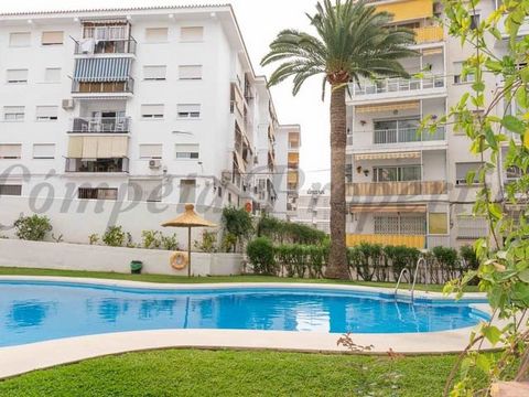 Precioso apartamento de un dormitorio en el conjunto de apartamentos Andalucía en el centro de Nerja. Ubicado en la tercera planta, el apartamento está orientado al oeste con una pequeña terraza con vistas a la piscina y jardines comunitarios. Tiene ...