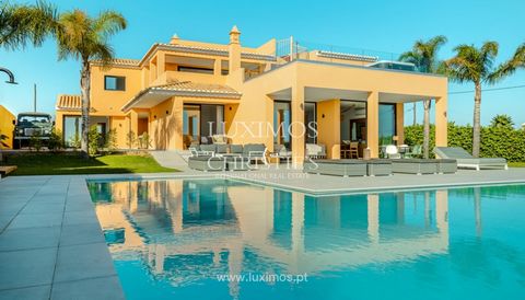 Cette fantastique villa individuelle se trouve en bord de mer et est considérée comme l'une des villas les plus exclusives de l'Algarve. Elle bénéficie d'une vue imprenable sur la mer et d'un emplacement unique où aucune construction supplémentaire n...