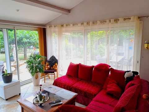 Je vous propose de découvrir cette très belle villa provençale de 1997 de 145m² hab env élevée d'un étage sur rez-de-chaussée - Au rdc : Séjour/salon de 67m² avec grandes baies vitrées vue sur le jardin , vaste cuisine équipée+ cellier , suite parent...