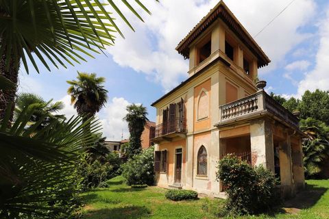 I centrum av staden Cossombrato, några kilometer från Asti och Langhe, säljer vi en villa från början av 1900-talet med en angränsande bondgård. Huvudvillan är fördelad på 3 våningar över marken och består av ett vardagsrum, kök, badrum och tre sovru...