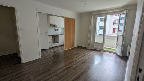 SOUS COMPROMIS En exclusivité, Quartier Stalingrad. Appartement très bien entretenu et lumineux de 55 m2, situé au 1 rue Général Ferrié au 4e étage, exposition Ouest et Nord. Cuisine semi-équipée (plaque de cuisson, frigo, lave-vaisselle) ouverte sur...