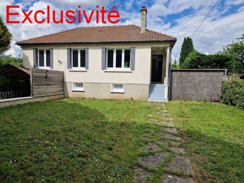 A COMPIEGNE, dans un secteur calme à proximité de la foret, une maison indépendante de plain pied construite sur sous-sol total et rénovée. Situé en retrait d'une rue à faible circulation, elle dispose d'une entrée, un séjour double avec cheminbée in...